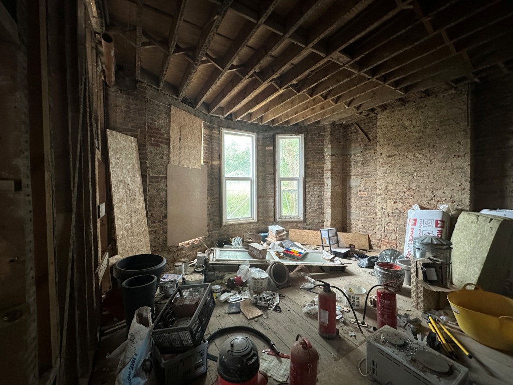 Lot: 144 - DETACHED BUILDING IN NEED OF REPAIR AND REFURBISHMENT WITH APPROVED PLANNING - Ground Floor Room overlooking back garden